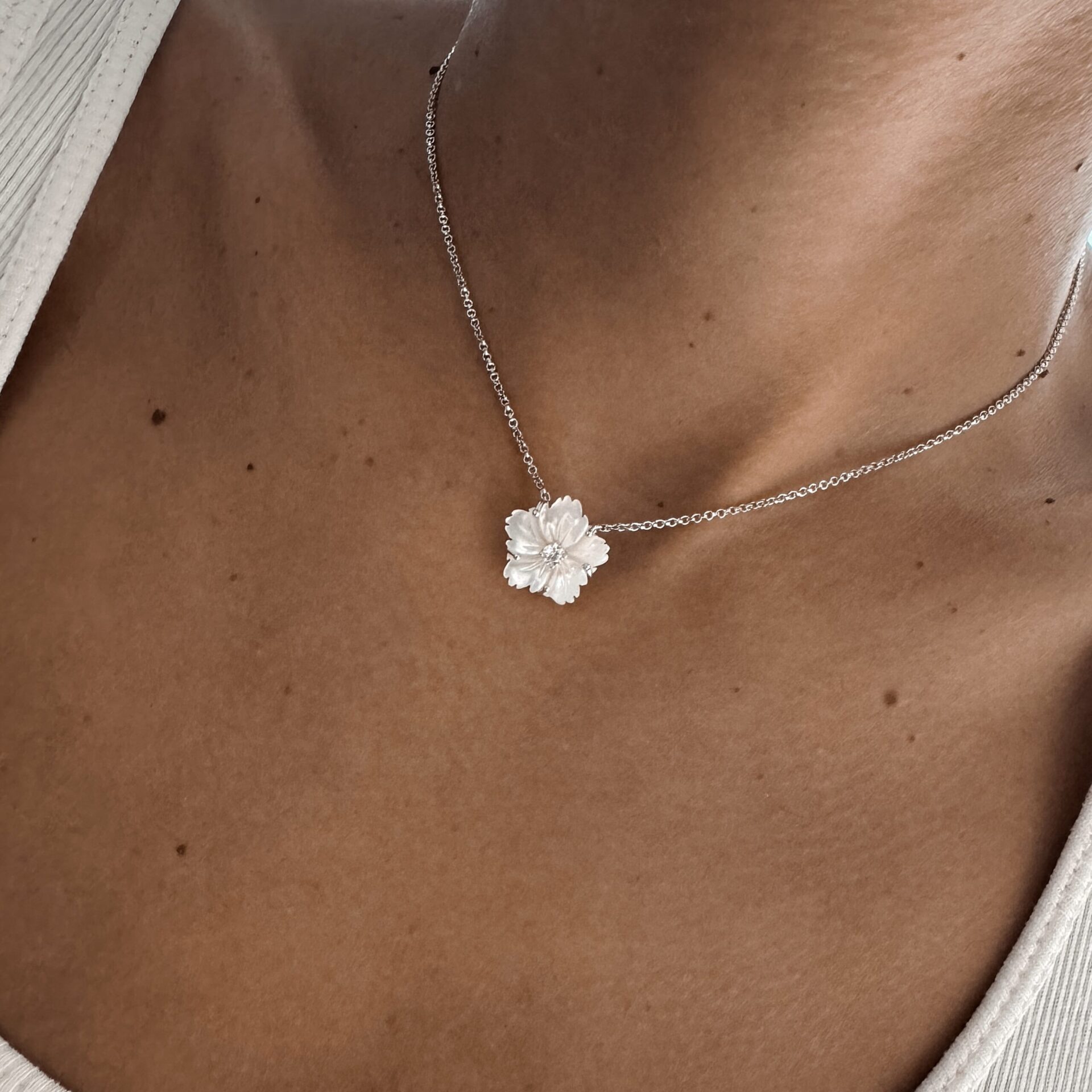 שרשרת כסף אמיתי 925 עם תליון פרח אלגנטי בעבודת יד – תכשיט עדין ומיוחד לצוואר
