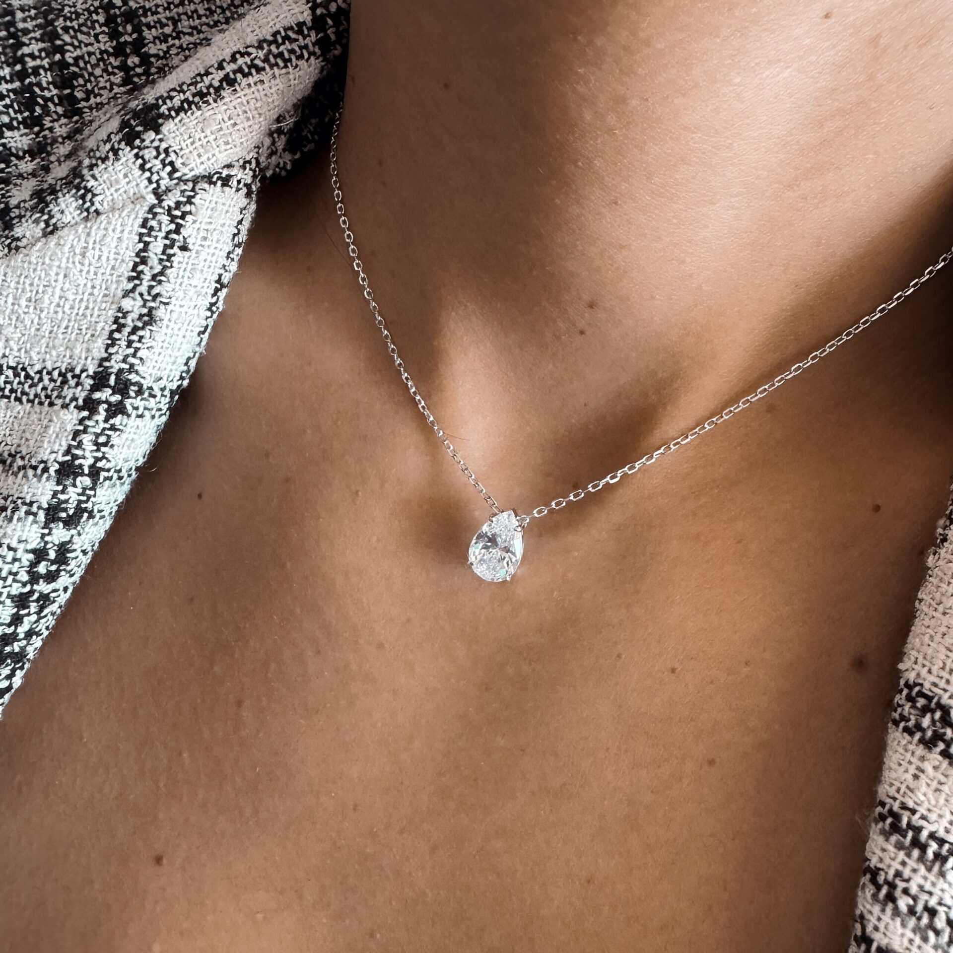 שרשרת כסף אמיתי 925 עם תליון טיפה גדול משובץ זרקון נוצץ – תכשיט יוקרתי ועדין לצוואר