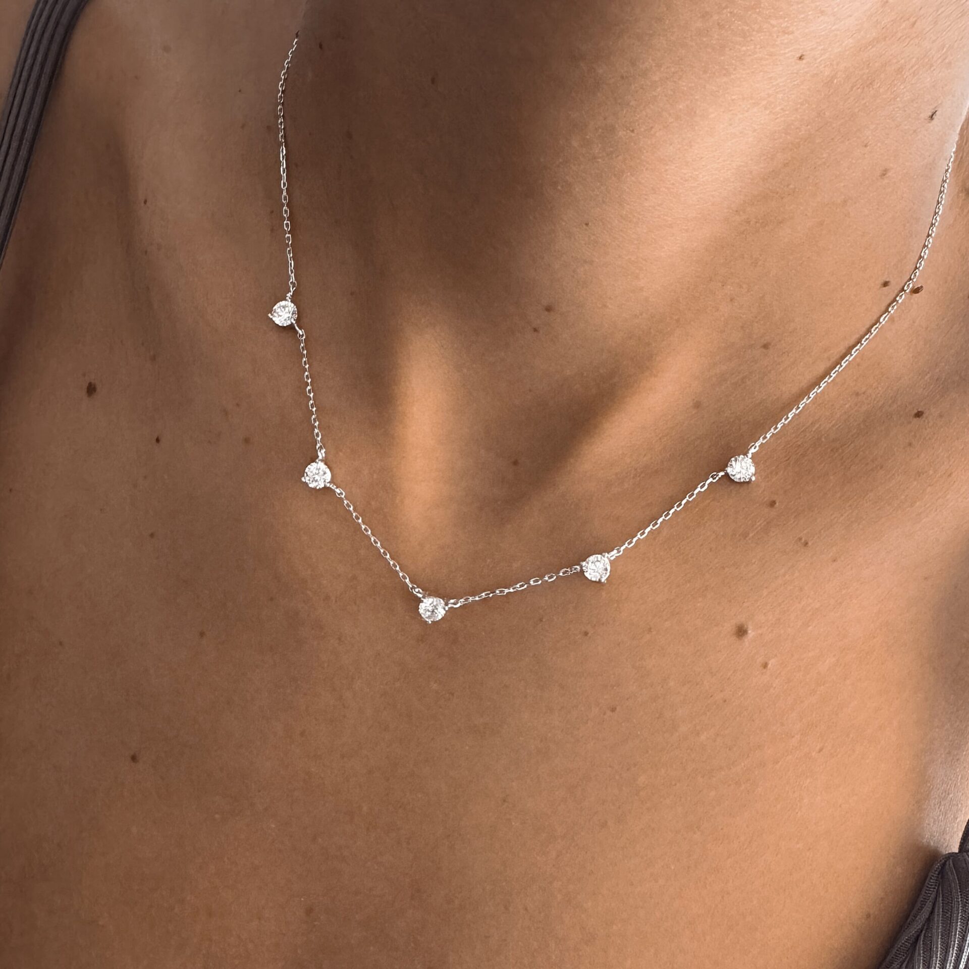 שרשרת כסף אמיתי 925 עם חמישה תליוני לב משובצים זרקונים נוצצים, עיצוב עדין ואלגנטי לצוואר