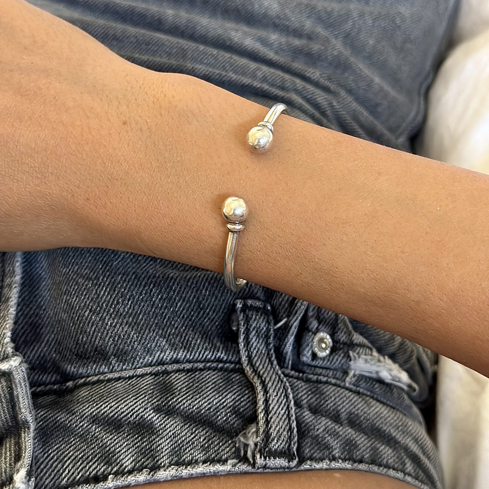 צמיד קשיח כדורים