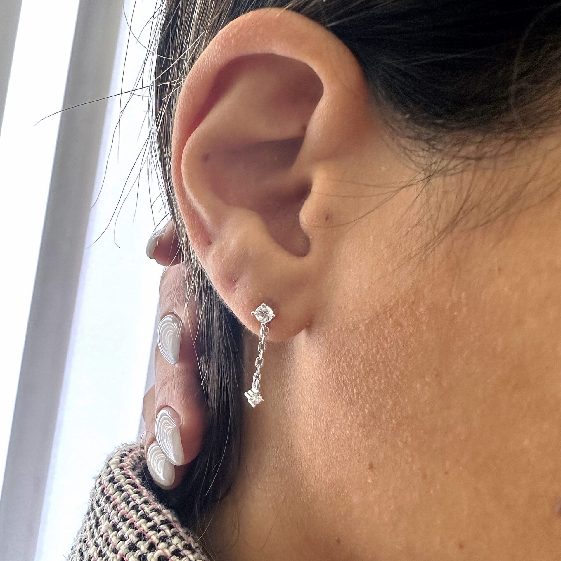 עגיל כסף אמיתי 925 עם שרשרת ואבני זירקוניה נוצצות – עיצוב עדין ואלגנטי