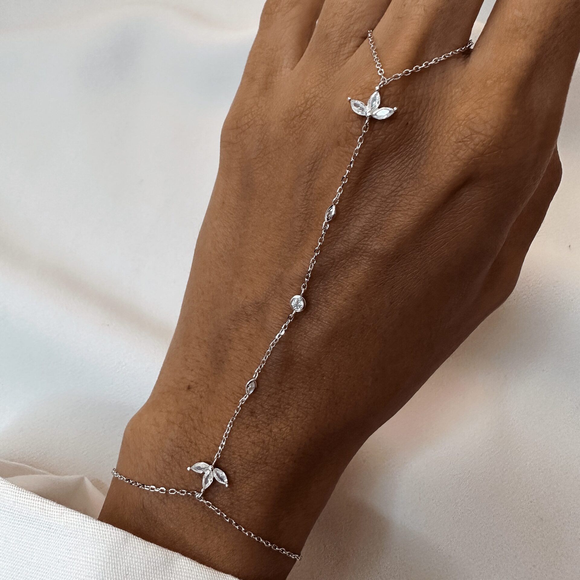 צמיד טבעת כסף אמיתי 925 עם חיבור לאצבע, עיצוב עלים משובצי זירקונים, תכשיט עדין ואלגנטי לנשים