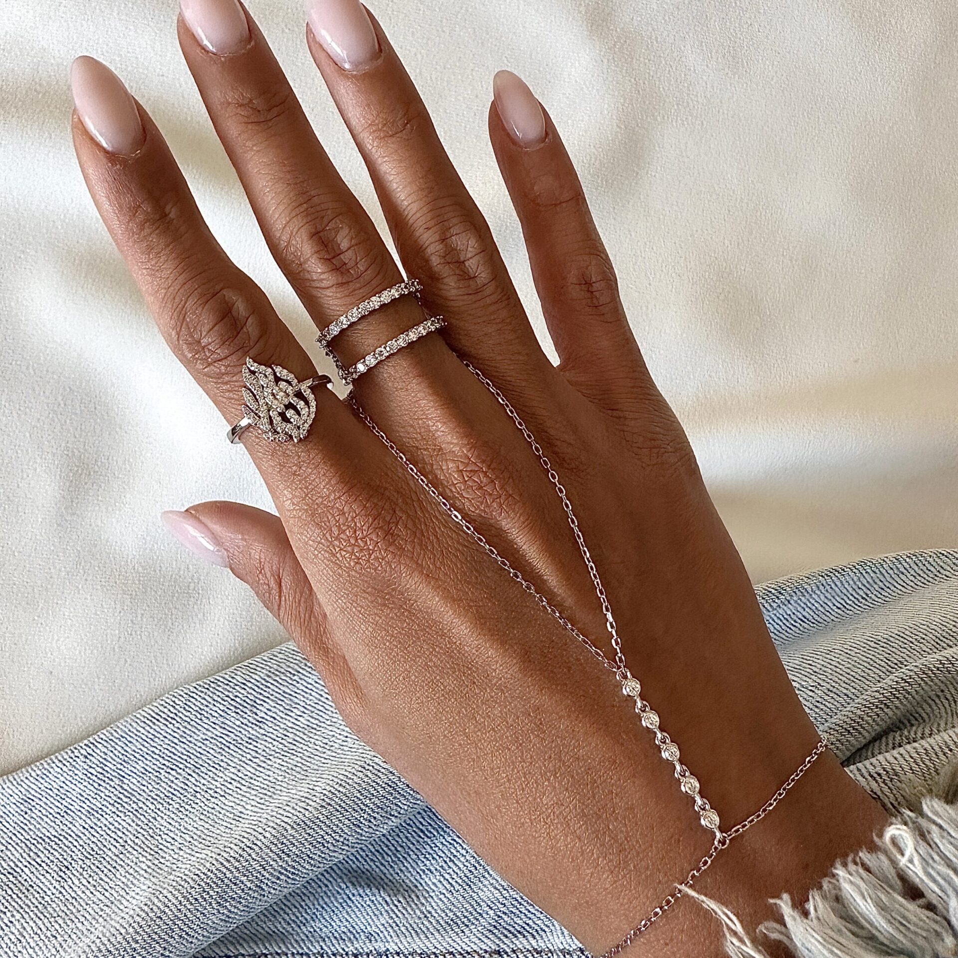 צמיד טבעת כסף 925 משובץ זירקונים נוצצים בעיצוב יוקרתי ועדין על כף היד