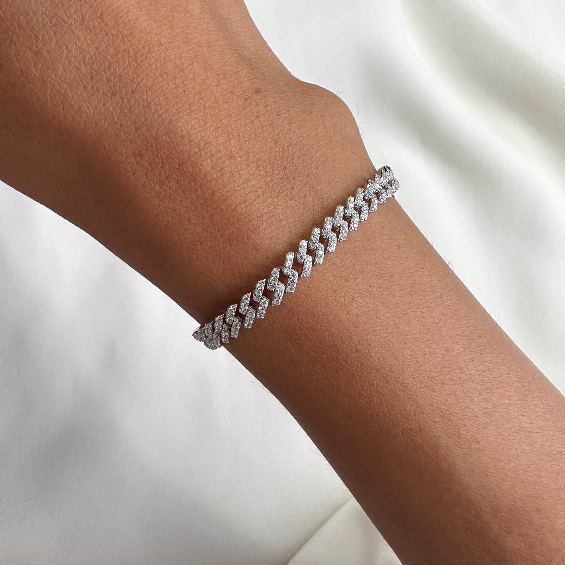 צמיד גורמט משובץ עלמה