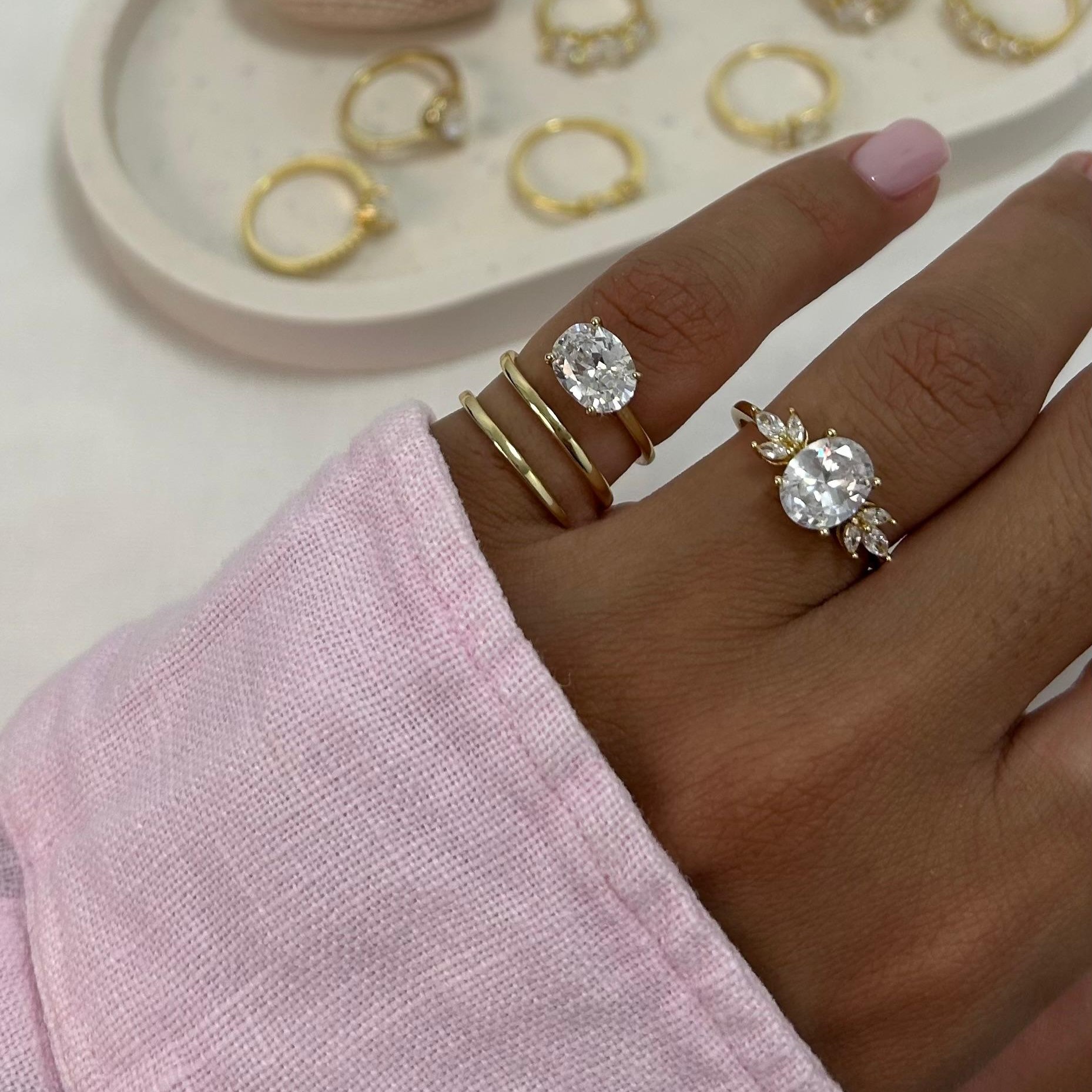 טבעת זרת כסף אמיתי 925 בציפוי זהב משובצת זירקון נוצץ על אצבע עם לק ורוד עדין