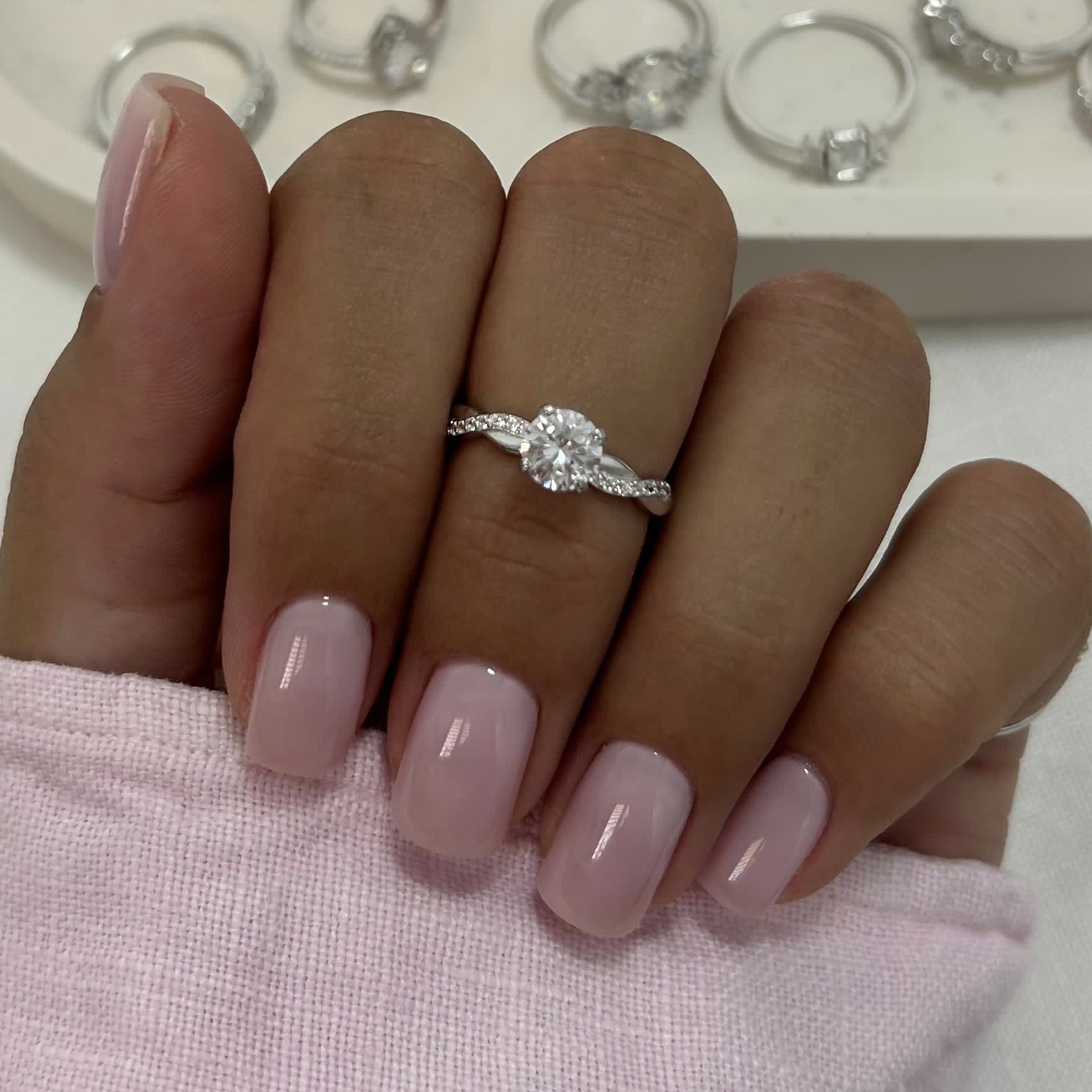 טבעת כסף אמיתי 925 משובצת זרקון מרכזי יוקרתי עם זרקונים קטנים בצדדים