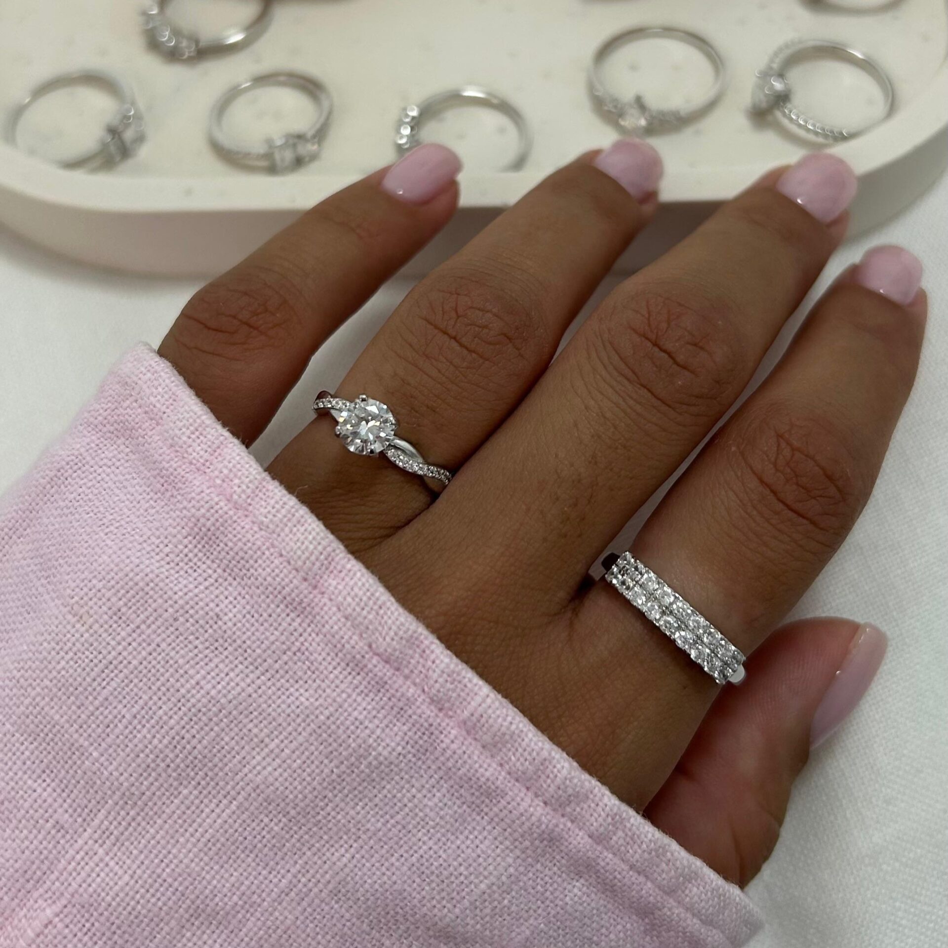 טבעת פס כפולה ליז כסף אמיתי 925 משובצת זרקונים נוצצים על אצבע עם לק ורוד עדין