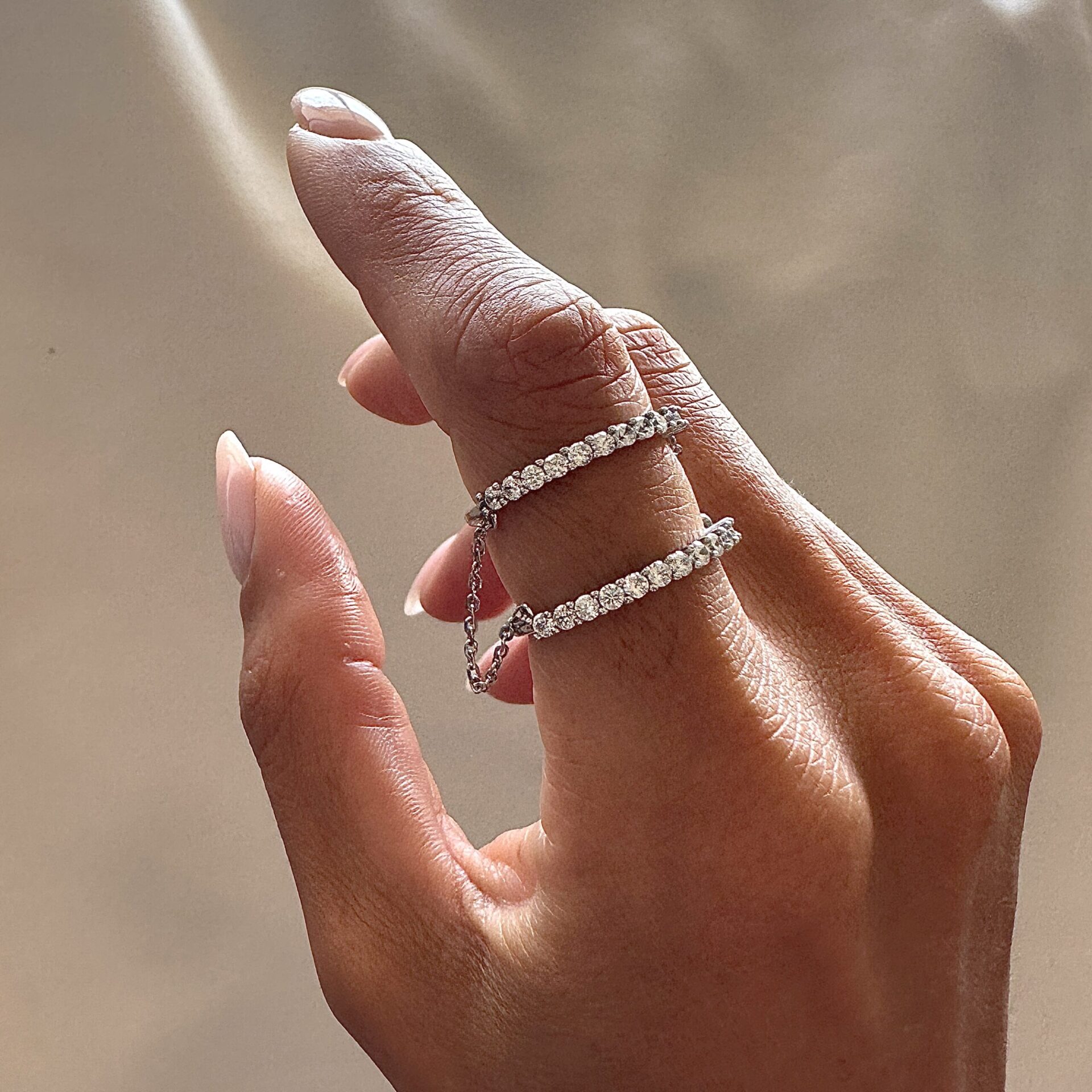 טבעת ריאן כפולה משובצת זרקונים עם לולאות בצדדים המחברת את שתי הטבעות