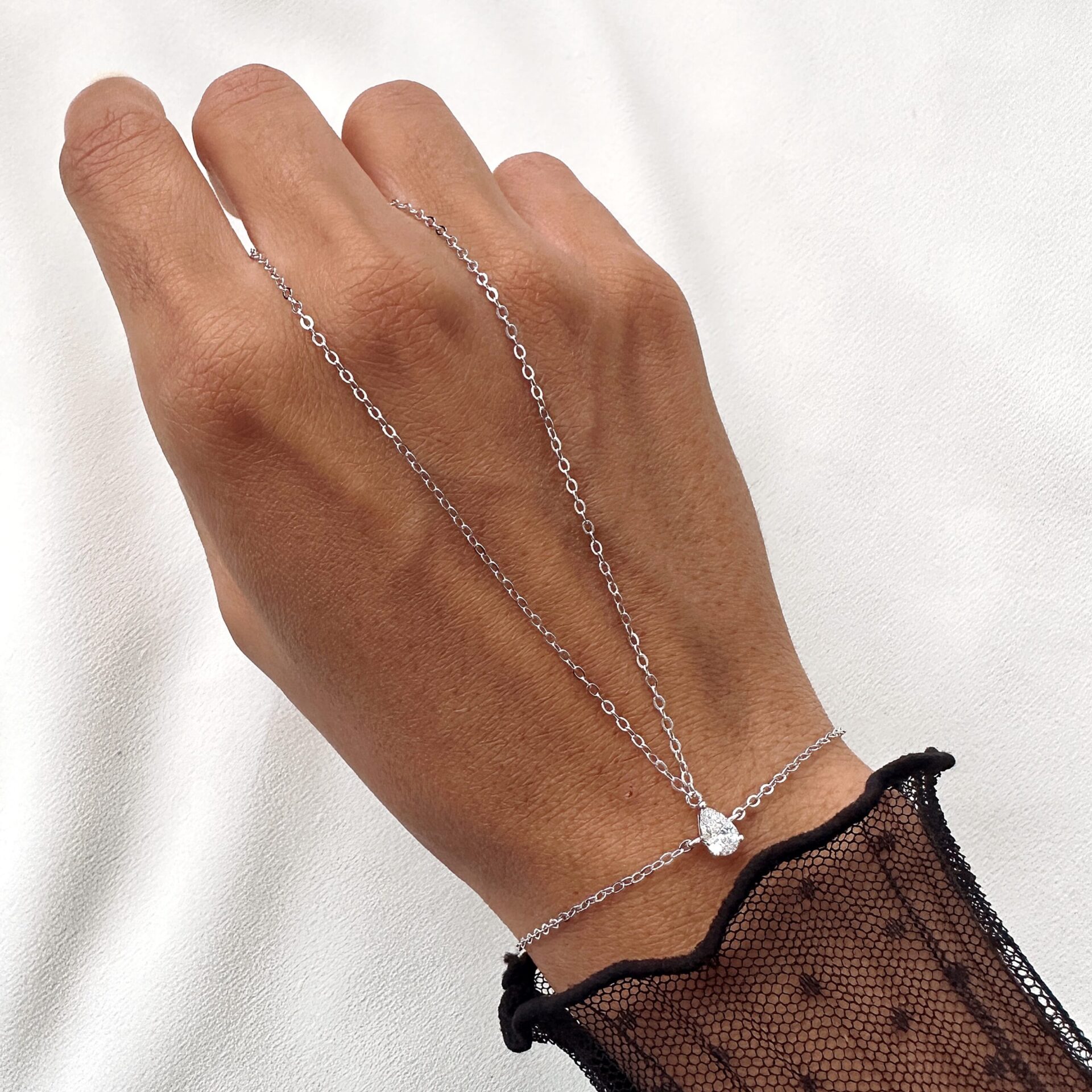 צמיד כסף 925 עדין עם שרשרת ליד ותליון בצורת טיפה משובצת זירקון נוצץ