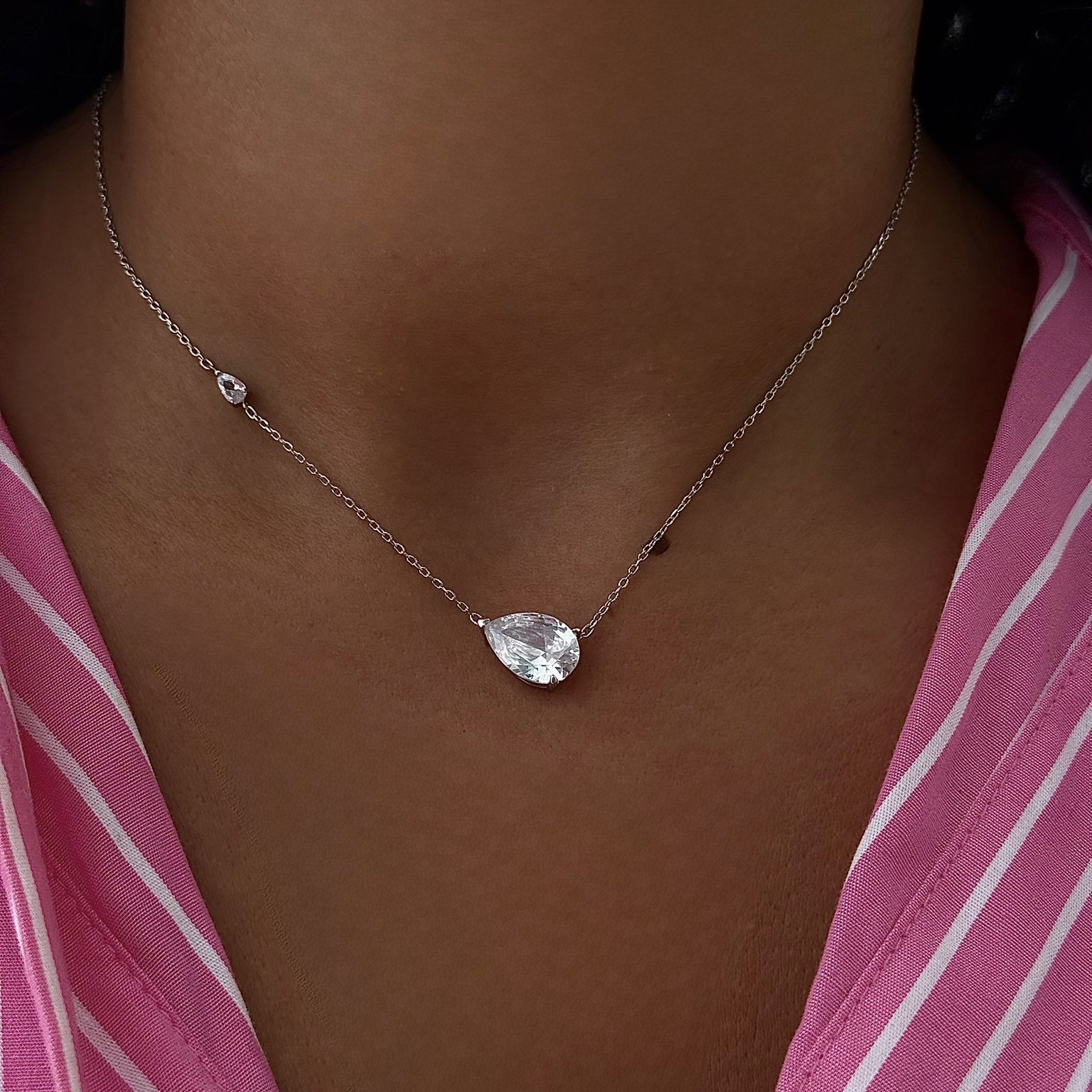 שרשרת טיפה כסף אמיתי 925 עם תליון משובץ זרקונים נוצצים על צוואר אישה, תכשיט עדין ויוקרתי