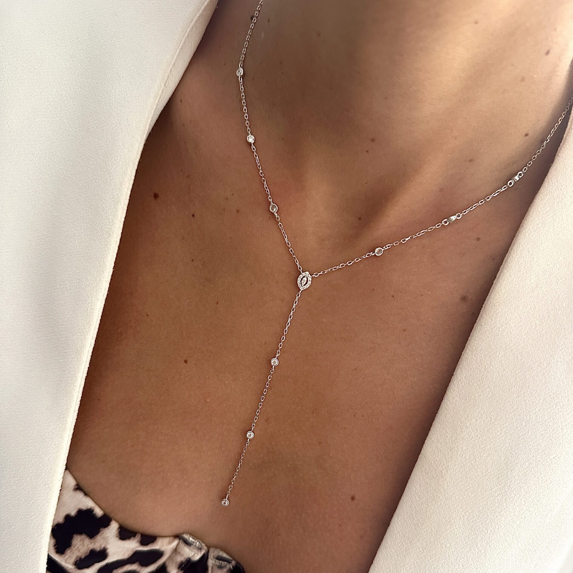 שרשרת עניבה דניאלה כסף אמיתי 925 משובצת זרקונים עם אבן מרכזית בצורת עין על צוואר אישה