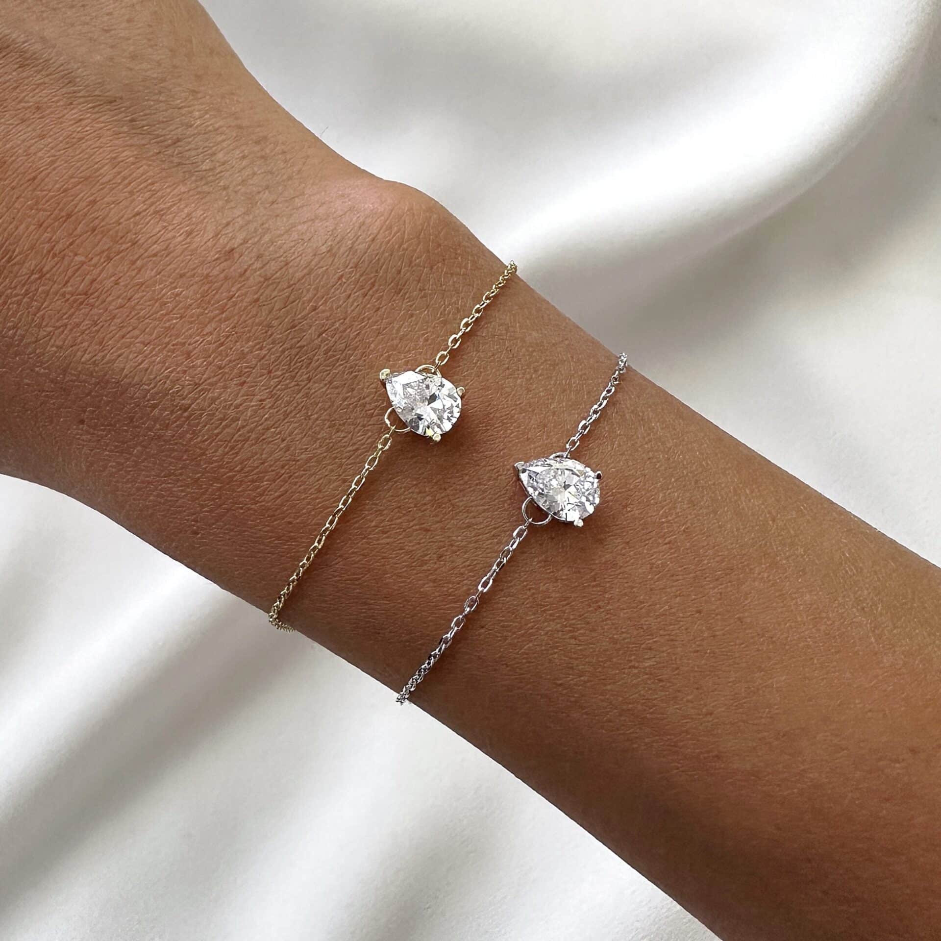 גלה את הצמיד המושלם – צמיד טיפה אזמרלד עדין משובץ זירקון נוצץ, עשוי כסף אמיתי 925 או בציפוי זהב איכותי. תכשיט יוקרתי, אלגנטי ומתנה מושלמת לכל אישה.