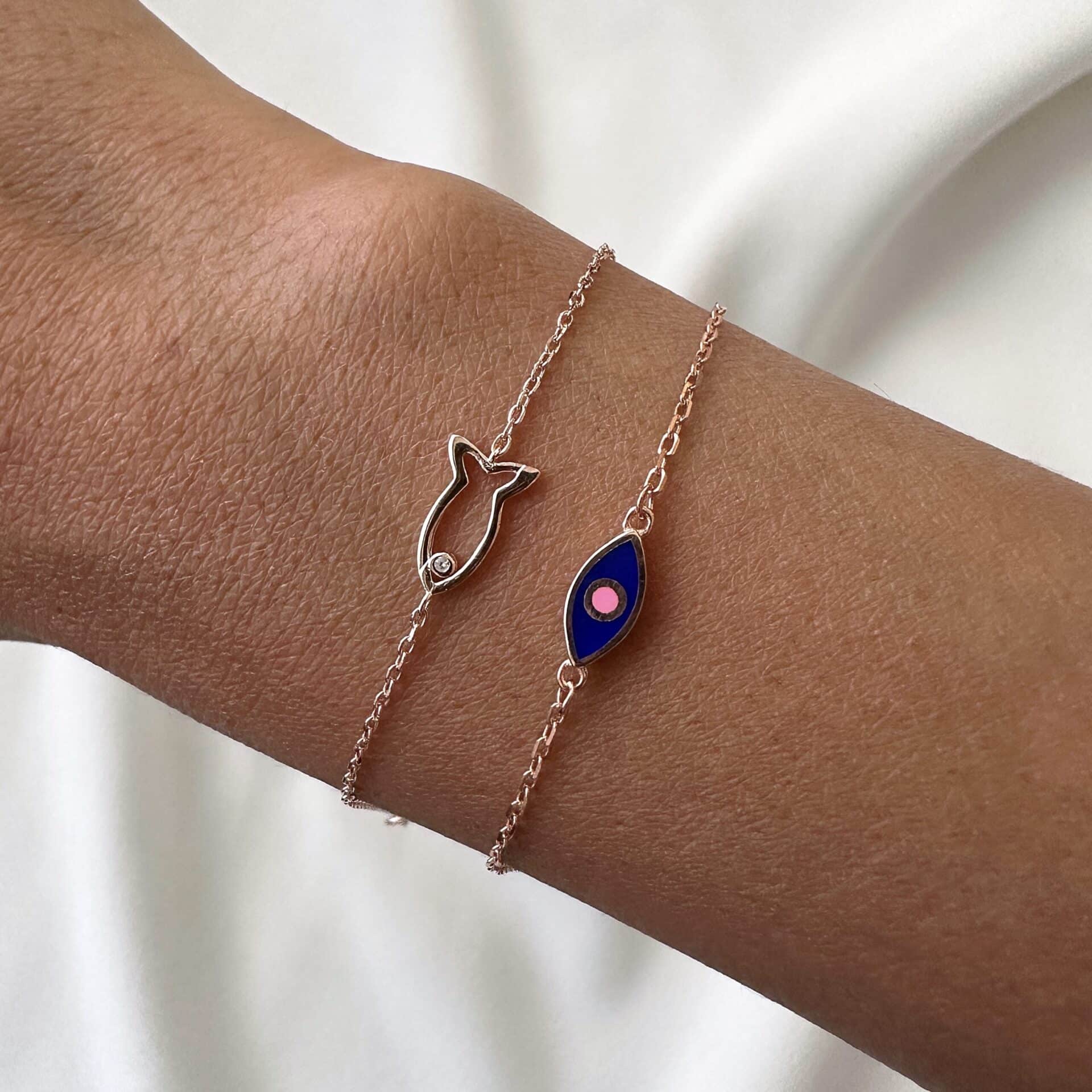 צמיד עין כחולה נגד עין הרע על שרשרת עדינה בציפוי זהב ורוד רוז גולד תכשיט קמע ייחודי לנשים