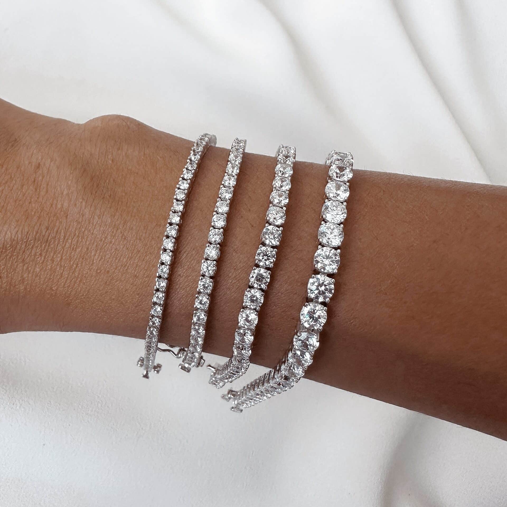 צמיד טניס אינפיניטי כסף 925 עם אבני זירקון נוצצות על פרק היד