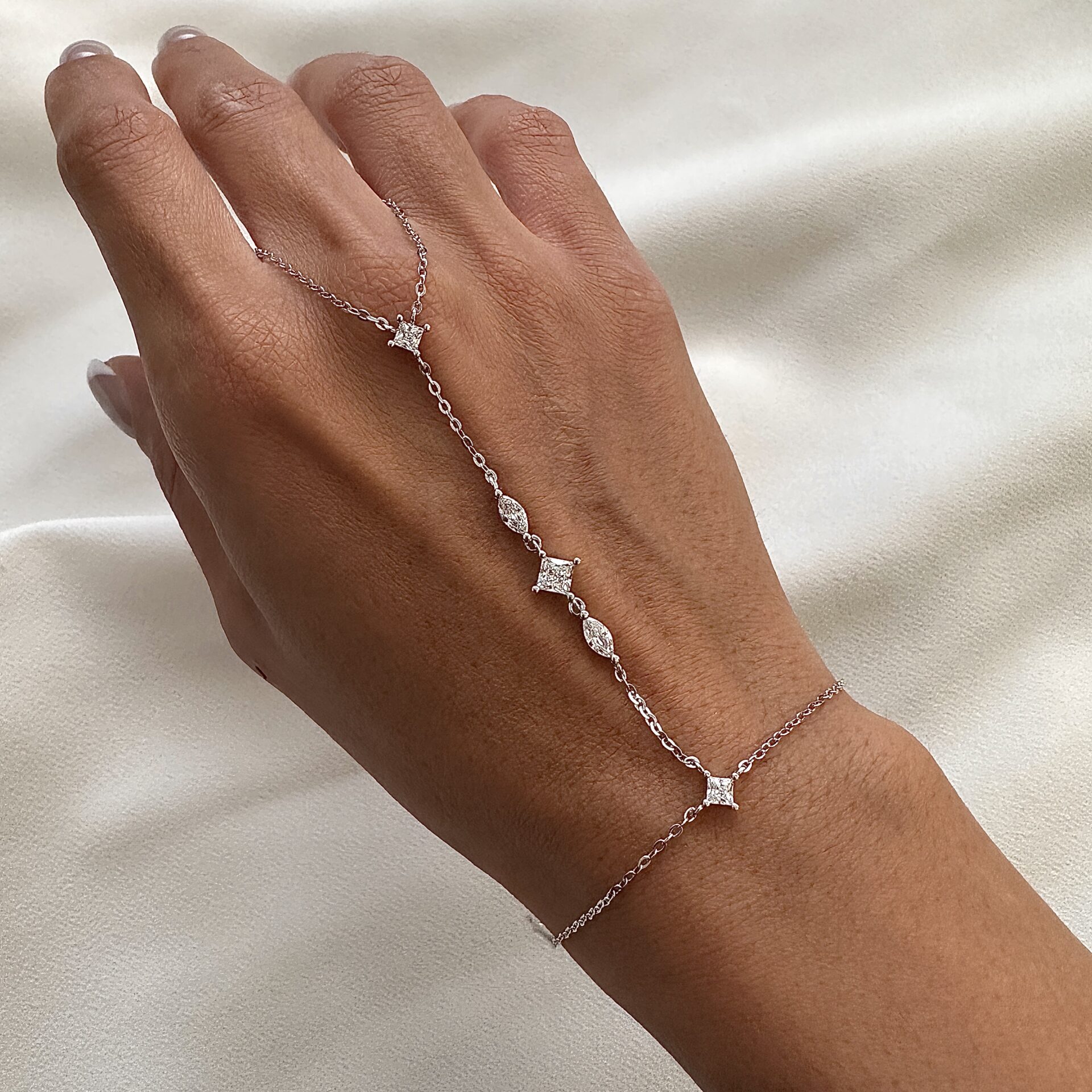 צמיד טבעת כסף אמיתי 925 משובץ זרקונים מבריקים על כף יד נשית