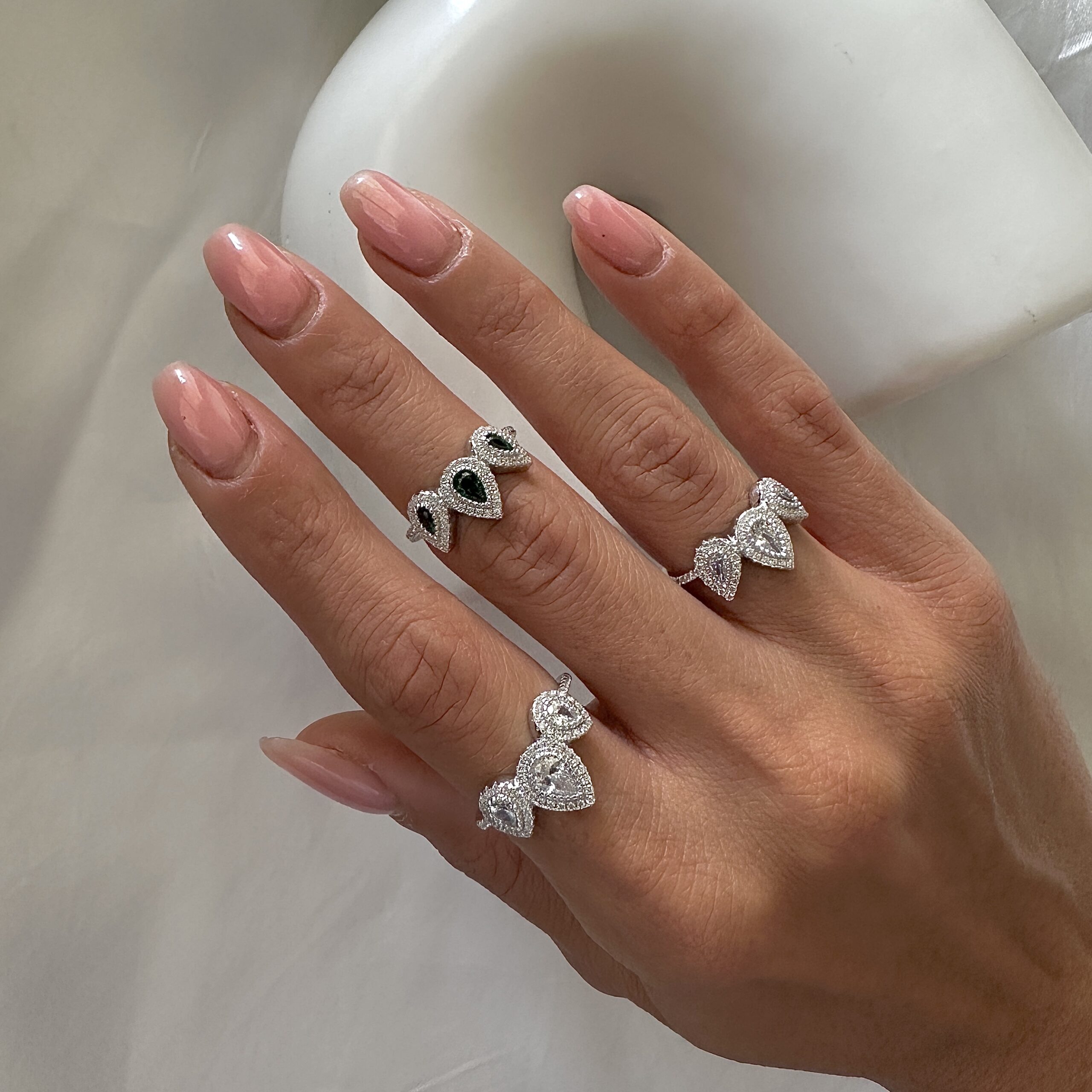 טבעת טיפה כסף אמיתי 925 עם זירקונים על אצבעות יד נשית