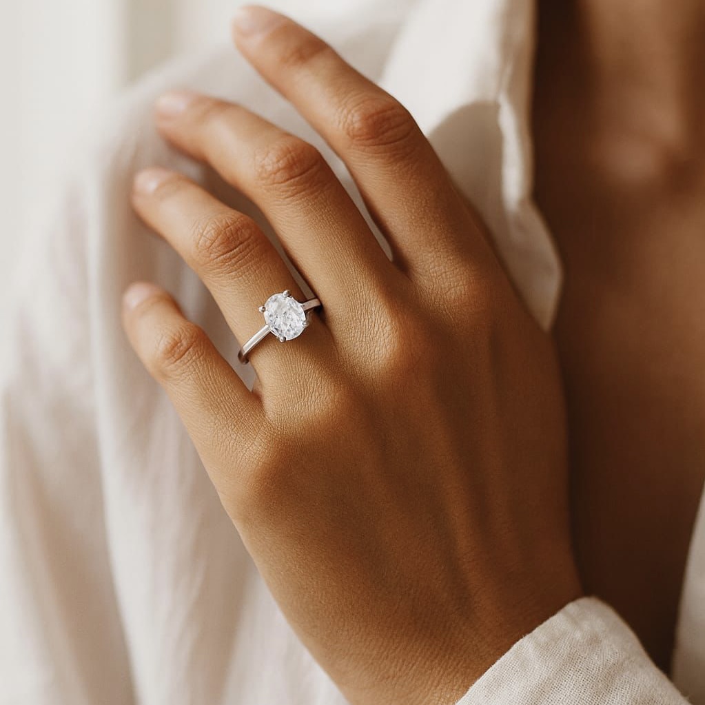 טבעת אובל אנאל כסף 925 עם אבן אובלית גדולה על אצבע של אישה, צילום תקריב אלגנטי המדגיש את הברק והעיצוב הקלאסי.