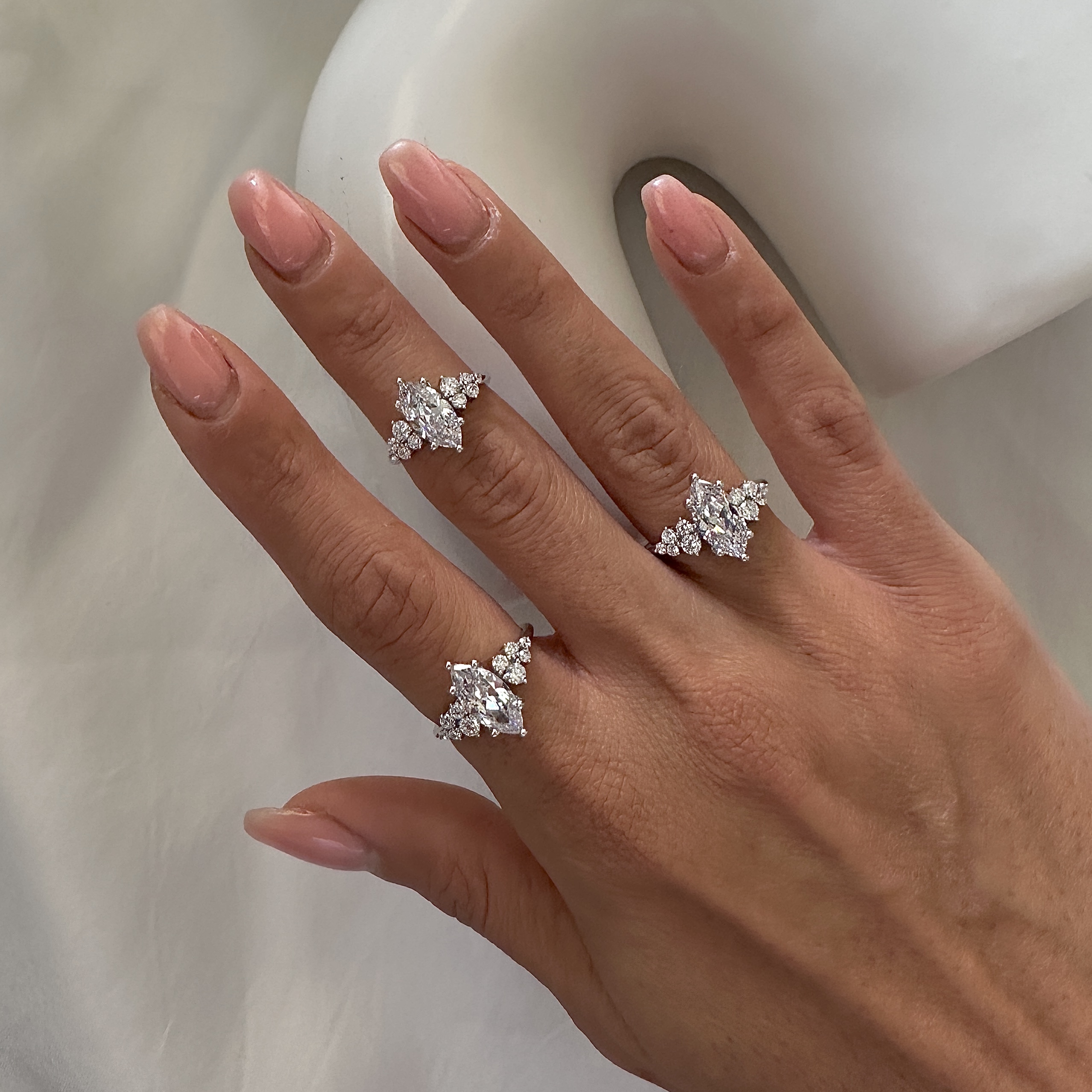 טבעת כסף 925 בעיצוב מרקיזה משובץ זירקונים על יד של דוגמנית