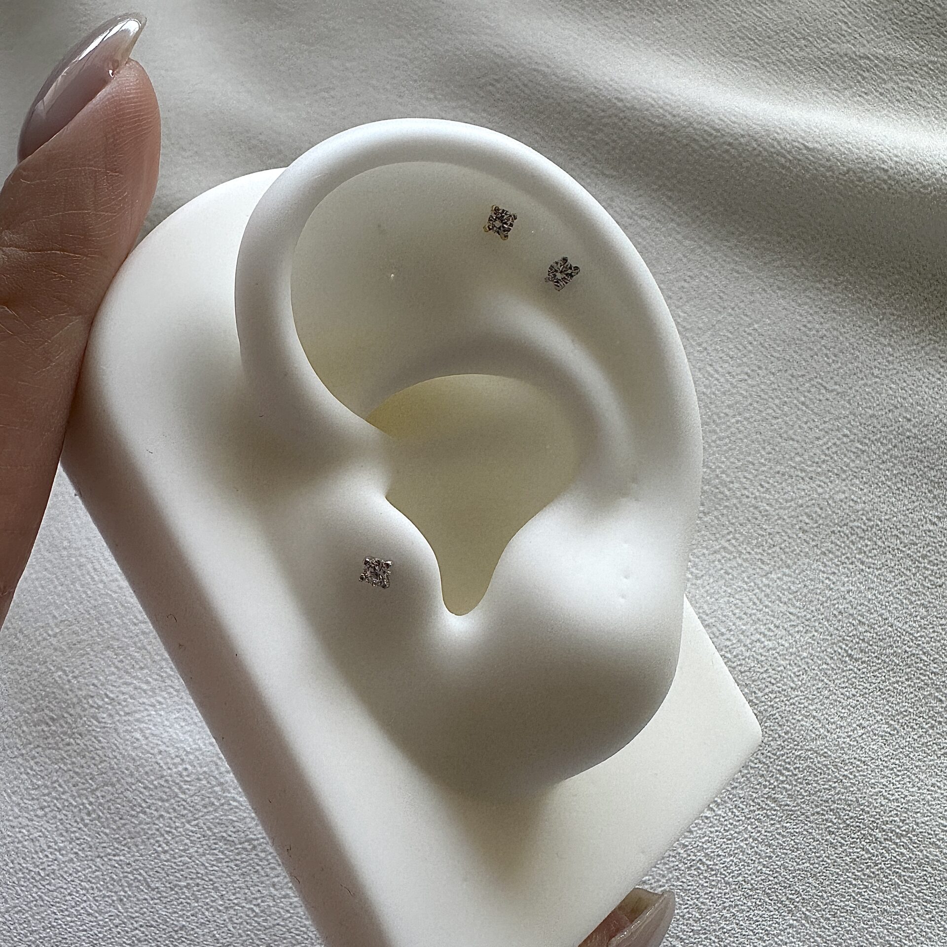 עגיל זירקון הברגה צמודי אוזן בעיצוב יהלום על תצוגת אוזן סקולו תכשיטים