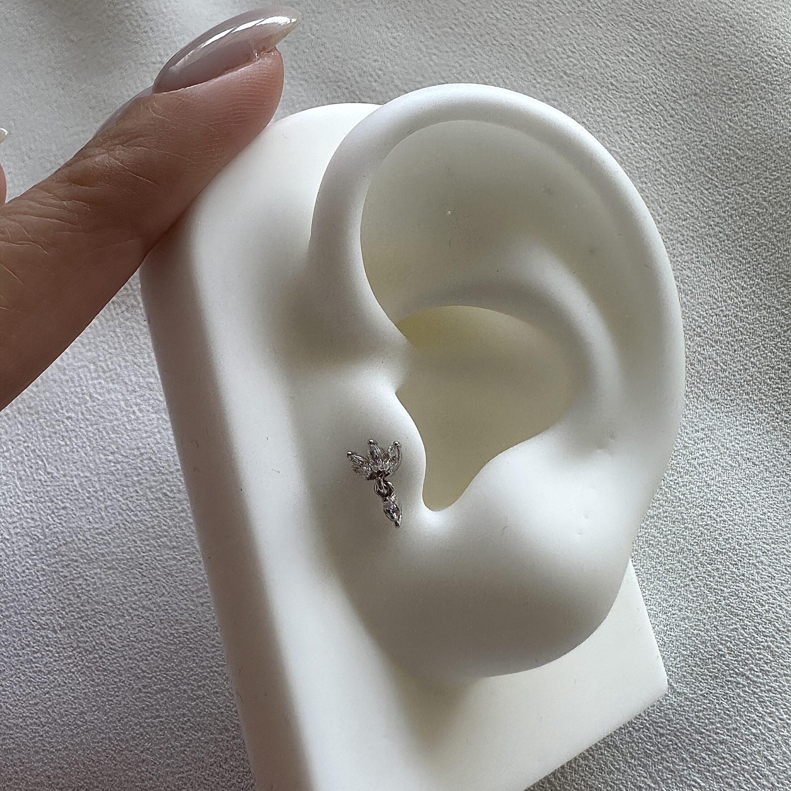 עגיל עלה כסף אמיתי 925 עם הברגה להליקס על תצוגת אוזן לבנה