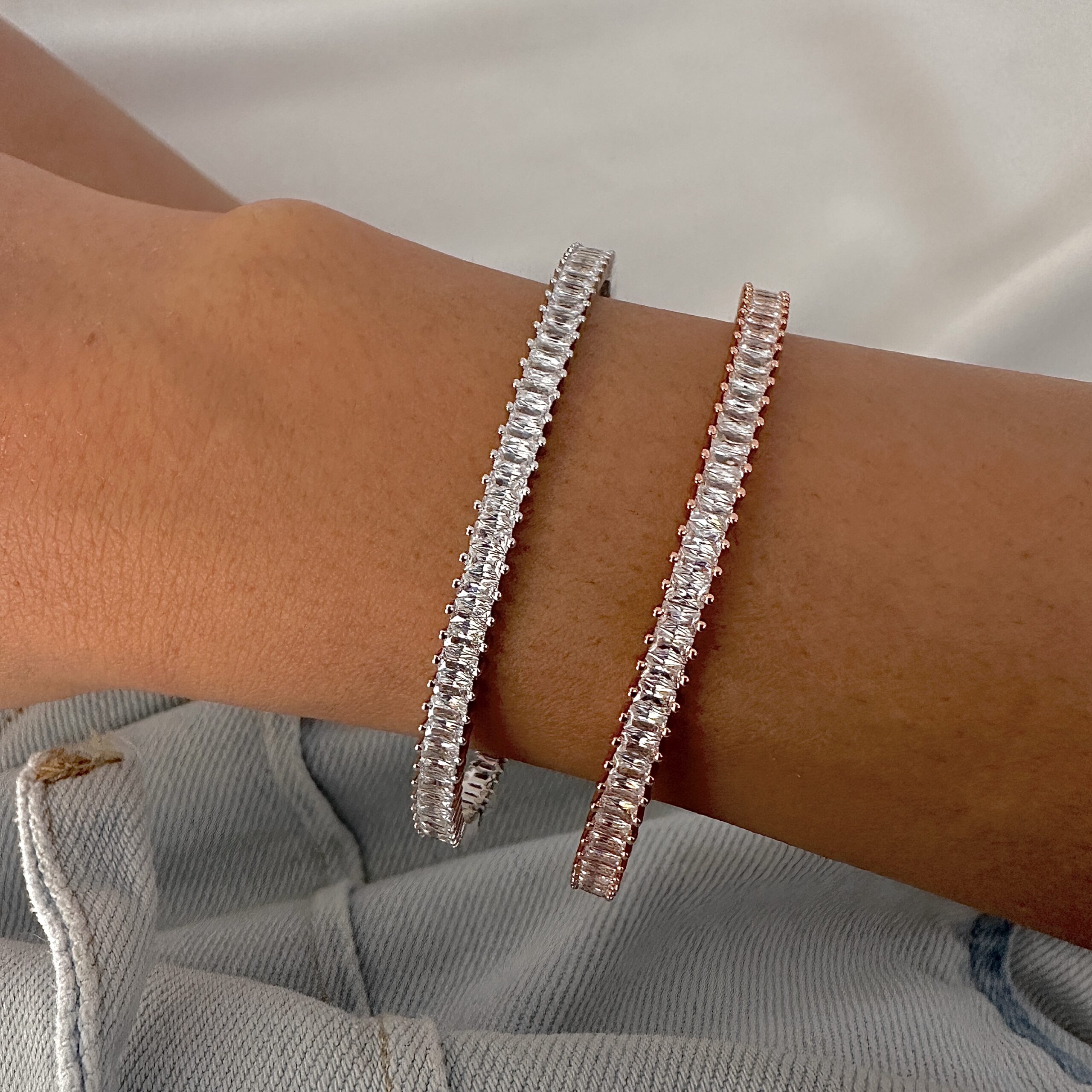 צמיד טניס קשיח משובץ זירקונים בציפוי כסף ובציפוי זהב על פרק יד נשית