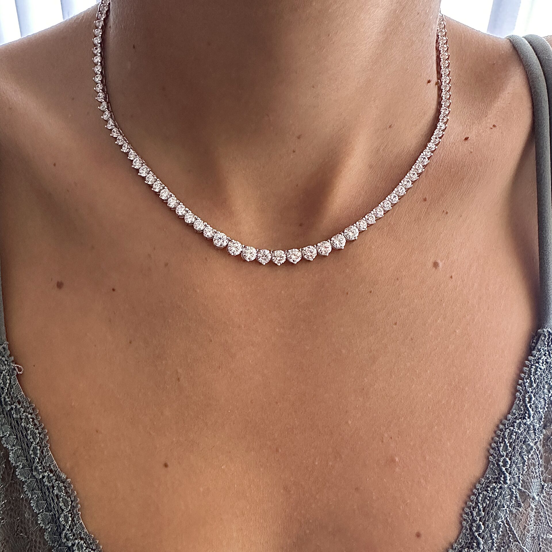 שרשרת ספייס מיני מדורגת טניס מכסף 925 משובצת זירקונים על צוואר