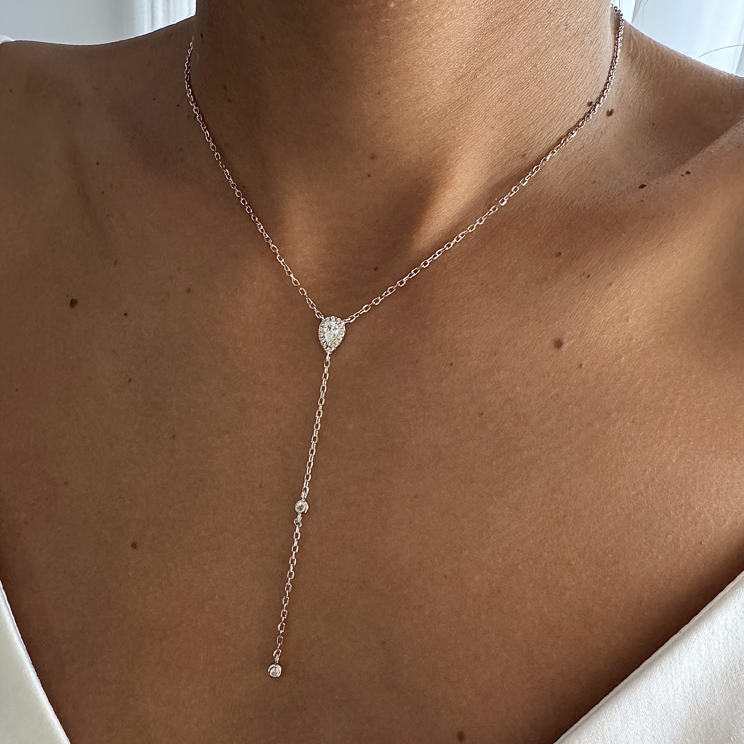 שרשרת עניבה תאל כסף 925 עם תליון טיפה משובץ על צוואר חשוף