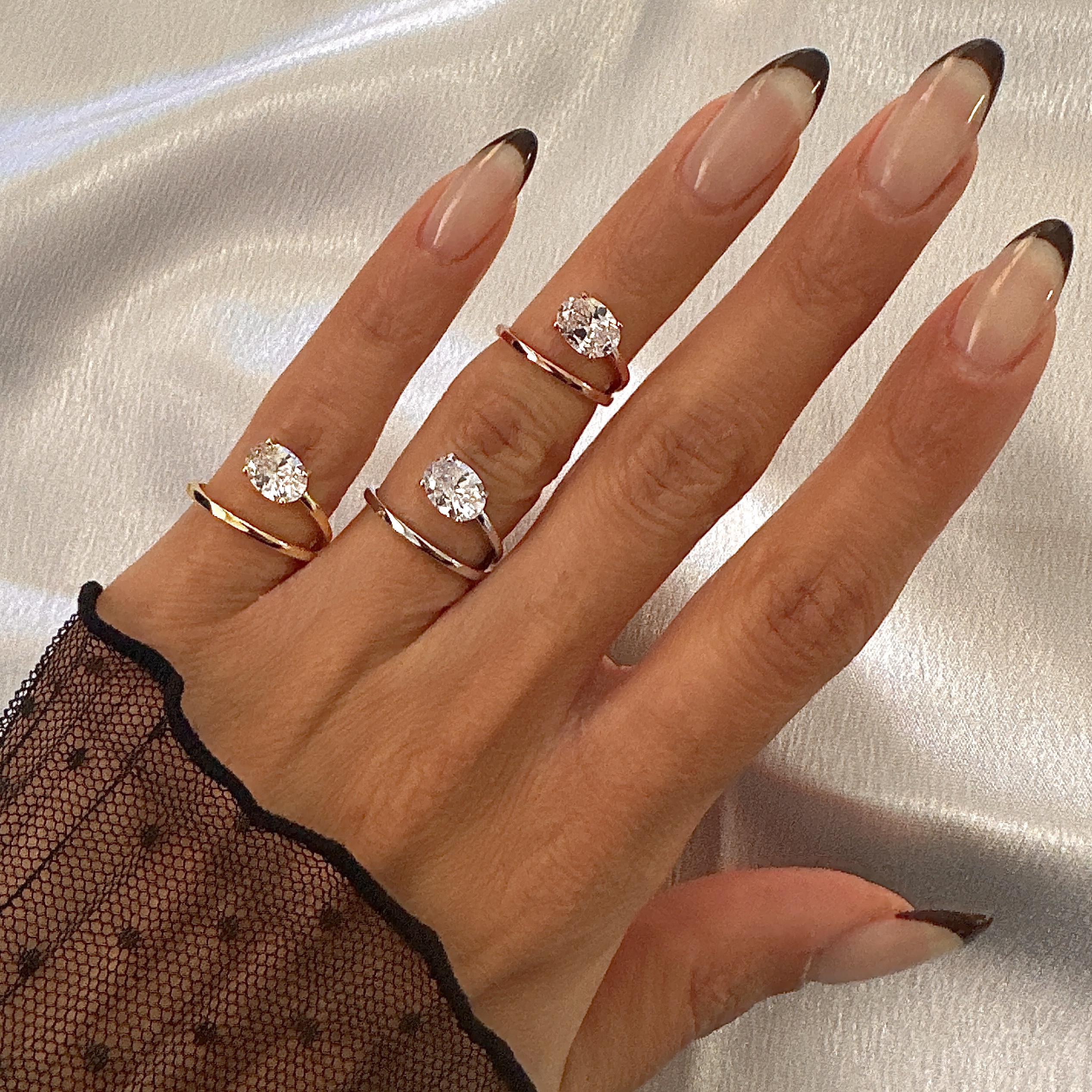 טבעת כסף 925 שנאל עם אבן אובלית נוצצת על היד