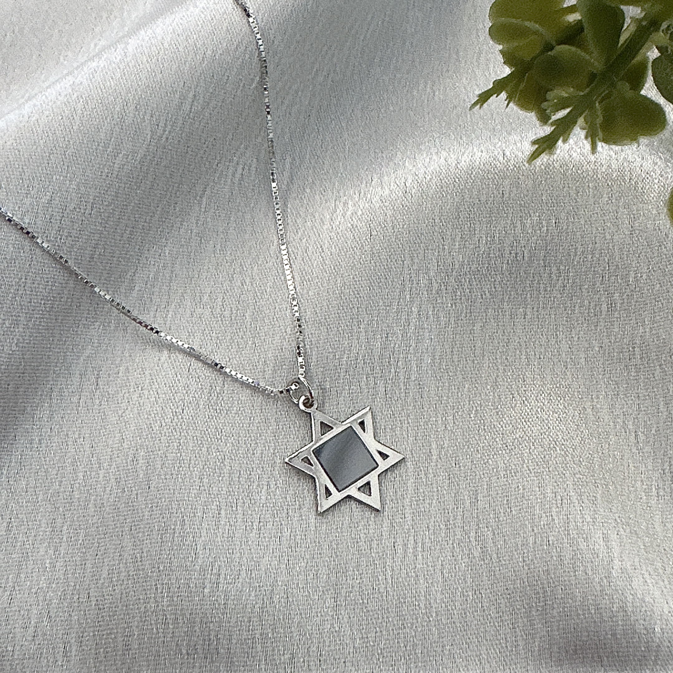 שרשרת מגן דוד ננו תנ״ך מכסף 925 עם תליון בעיצוב יהודי קלאסי