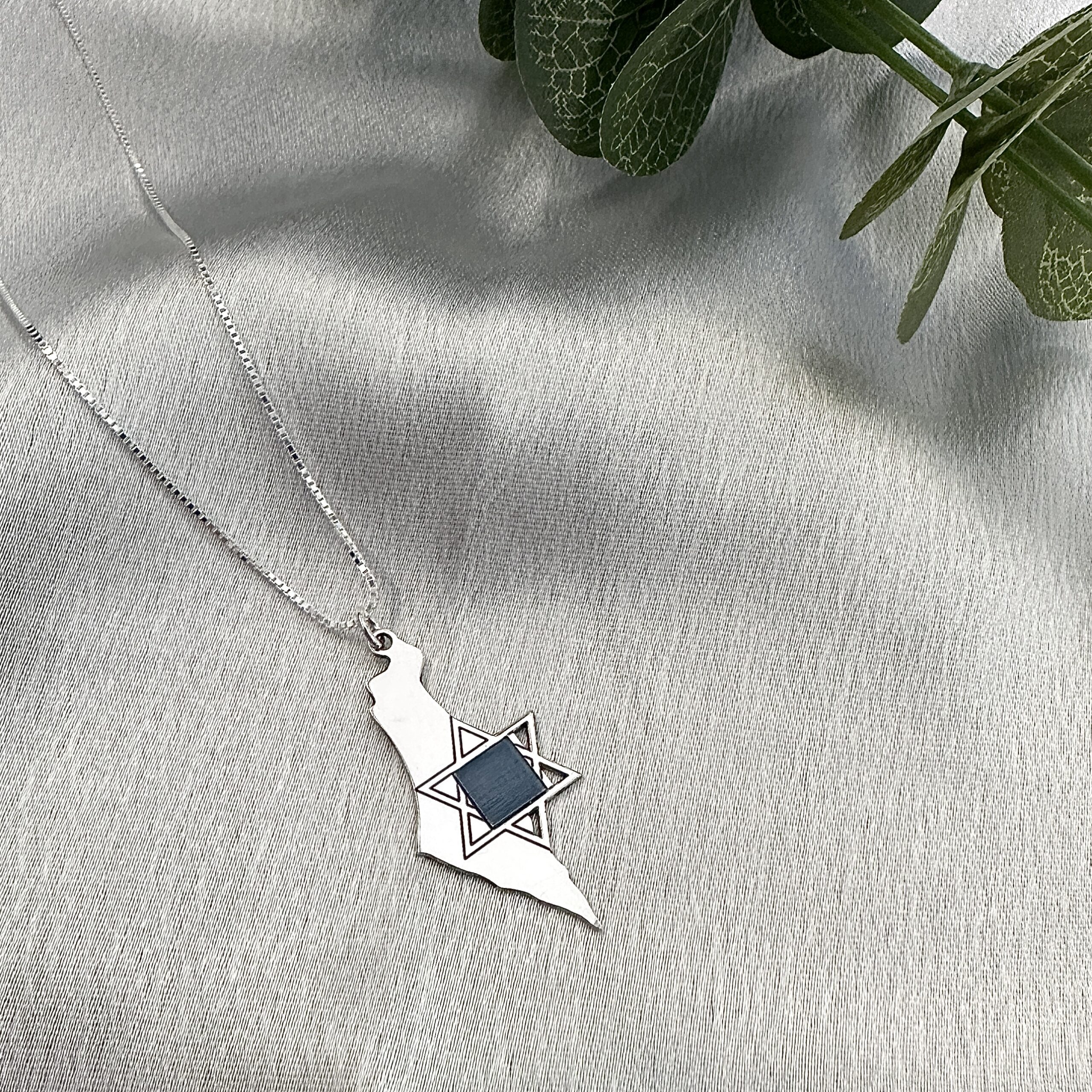 תליון מפת ארץ ישראל עם מגן דוד וננו תנ״ך מכסף 925